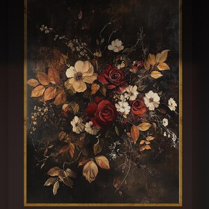 K&ouml;nnte beinhalten: Gerahmtes Blumenbild mit dunklem Hintergrund, das einen Strau&szlig; aus roten Rosen, wei&szlig;en und cremefarbenen Bl&uuml;ten und goldbraunen Bl&auml;ttern zeigt. Das Kunstwerk ist in einem goldfarbenen Rahmen gerahmt.