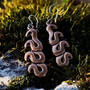 Pendientes de alce míticos de bronce vintage "Hiidenhirvi": diseño finlandés de Kalevala Koru