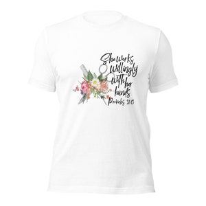 stylist: ze werkt gewillig met haar handen t-shirt