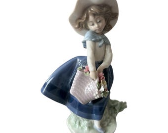 Statuina vintage in porcellana Lladró | Fatta a mano in Spagna | Ragazza con cesto | Porcellana spagnola da collezione