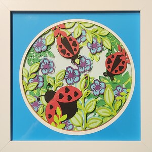 Shadowbox di carta a strati coccinella