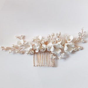 Fleur de porcelaine blanche et perles peigne de mariée morceau de cheveux bijoux de mariage pour femmes faits à la main, coiffure de mariée, couvre-chef de demoiselle d'honneur, cadeau image 1