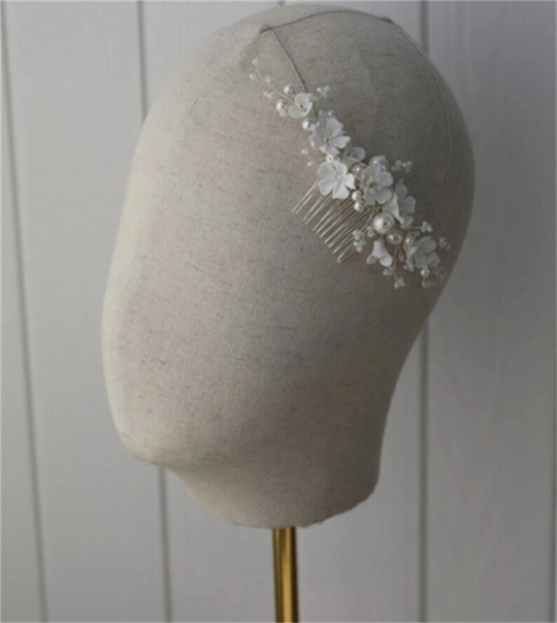 Pezzo per capelli con pettine da sposa in porcellana bianca con fiori e perle Gioielli da sposa fatti a mano da donna, copricapo da sposa, copricapo da damigella d'onore, regalo immagine 8