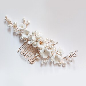 Pezzo per capelli con pettine da sposa in porcellana bianca con fiori e perle Gioielli da sposa fatti a mano da donna, copricapo da sposa, copricapo da damigella d'onore, regalo gold