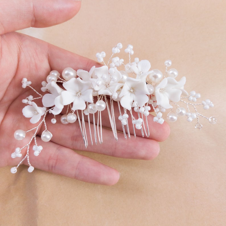 Pezzo per capelli con pettine da sposa in porcellana bianca con fiori e perle Gioielli da sposa fatti a mano da donna, copricapo da sposa, copricapo da damigella d'onore, regalo immagine 2