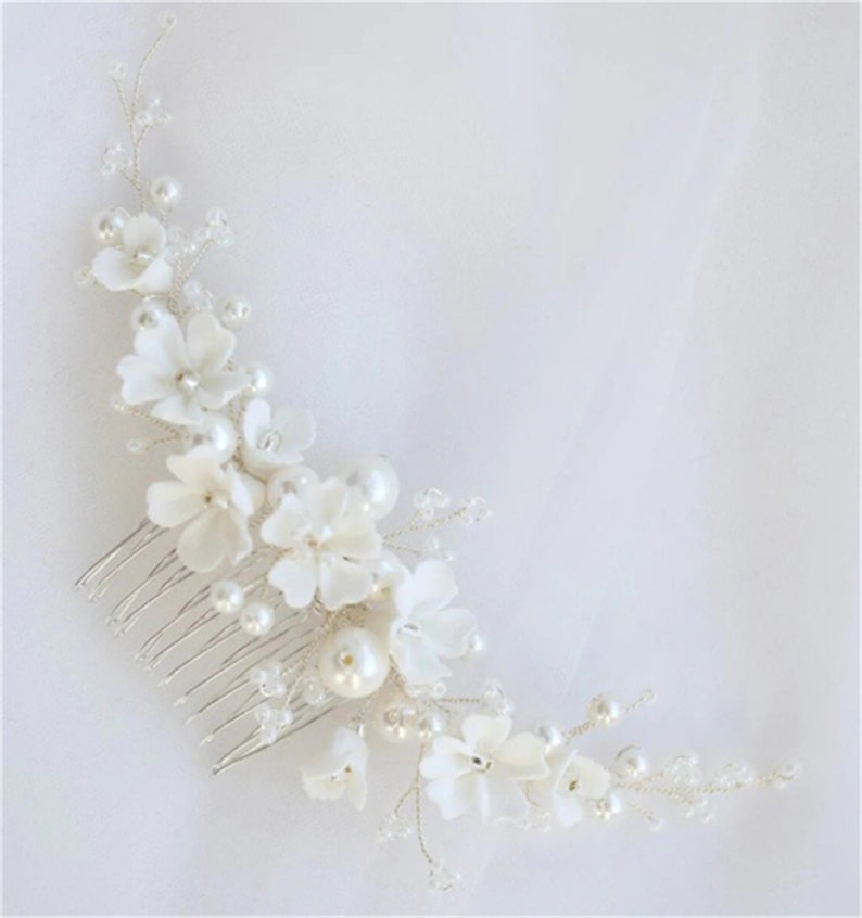 Fleur de porcelaine blanche et perles peigne de mariée morceau de cheveux bijoux de mariage pour femmes faits à la main, coiffure de mariée, couvre-chef de demoiselle d'honneur, cadeau image 7