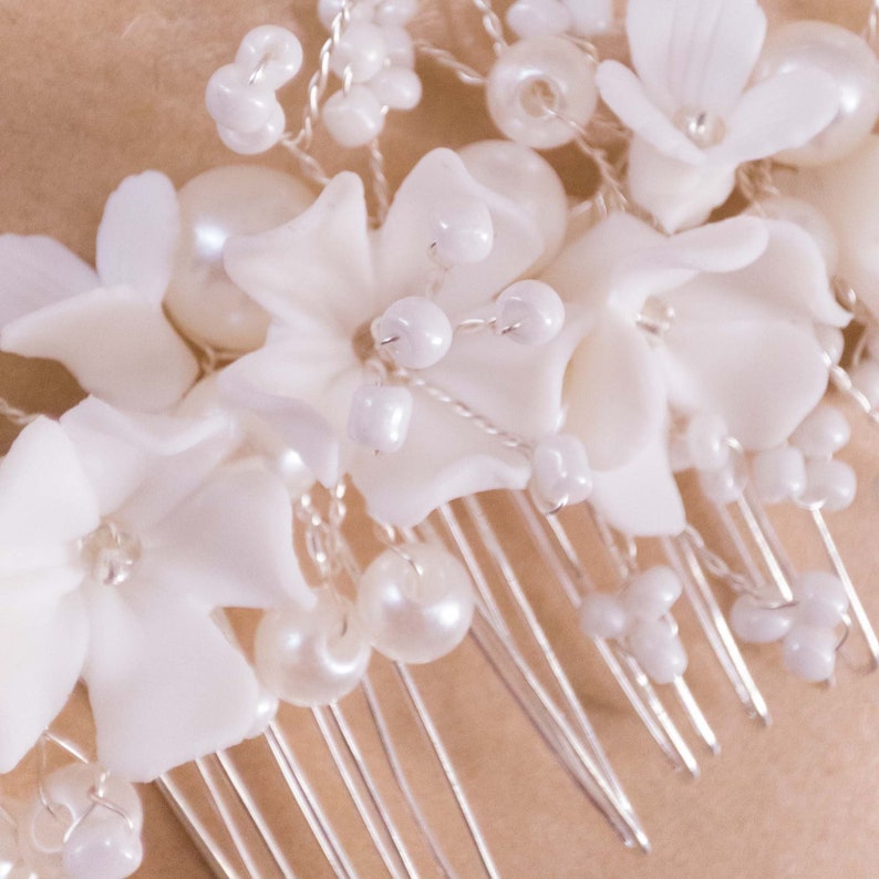 Pezzo per capelli con pettine da sposa in porcellana bianca con fiori e perle Gioielli da sposa fatti a mano da donna, copricapo da sposa, copricapo da damigella d'onore, regalo immagine 3