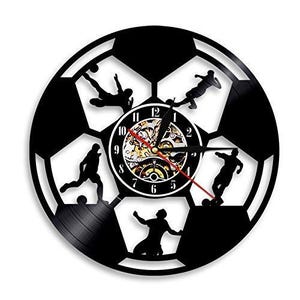 Puede incluir: Reloj de vinilo negro y blanco con diseño de balón de fútbol. El reloj presenta una silueta de jugadores de fútbol y una esfera de reloj funcional.