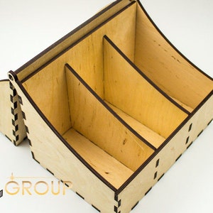 Könnte beinhalten: Ein Holzorganizer mit drei Fächern, perfekt zum Aufbewahren von Kleinteilen. Der Organizer ist aus hellem Holz mit natürlicher Oberfläche und hat einen schwarzen Rand.