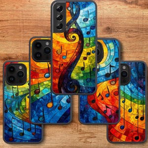 Könnte beinhalten: Fünf bunte Handyhüllen mit einem Mosaikdesign, das Noten und einen Violinschlüssel zeigt. Die Hüllen sind alle in verschiedenen Farben, darunter Rot, Orange, Gelb, Grün, Blau und Lila.
