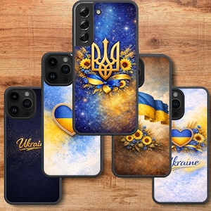 Könnte beinhalten: Eine Sammlung von Handyhüllen mit ukrainischen Nationalsymbolen. Designs umfassen das ukrainische Wappen, Sonnenblumen, eine wehende Flagge und Herzformen in Blau und Gelb. Die Hüllen haben einen dunklen Hintergrund mit dem Wort "Ukraine" in Gold.