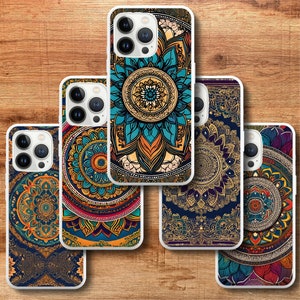 Könnte beinhalten: Fünf verschiedene Handyhüllen mit Mandala-Designs. Die Hüllen sind weiß mit einer Vielzahl von bunten Mustern. Die Muster sind kompliziert und detailliert und weisen eine Vielzahl von Farben auf, darunter Blau, Grün, Rot, Gelb und Orange.