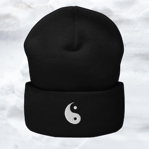 Yin & Yang Iconic Symbol Cuffed BeanieEmbroidered Cuffed Beanie, Weihnachtsgeschenk, Warme Wintermütze, Festival Stickerei,