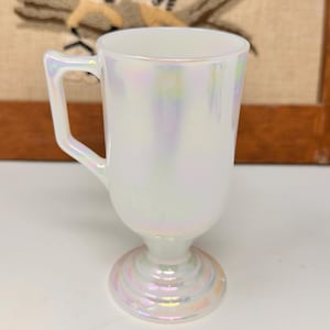 Vintage koffiemok met melkglas handvat - Federal Glass Moon Glow wit iriserend