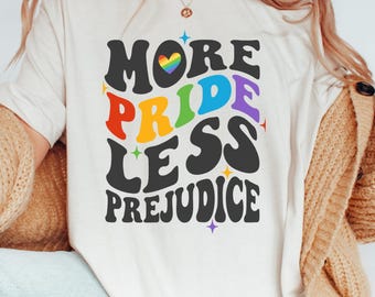 Camiseta "Más Orgullo, Menos Prejuicio", Mes del Orgullo, LGBT, LGBTQ, Gay, Corazón, Queer, Lesbiana, Trans, Pronombres de Igualdad, Camiseta de Regalo LGBTQ, Lesbiana