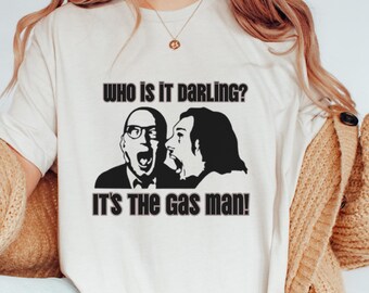 Es la camiseta unisex del hombre del gas, divertida broma en la parte inferior, diseño retro clásico de la serie de televisión, idea de regalo para él.