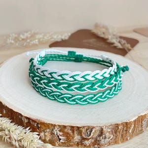 Pulseira ou tornozeleira trançada verde e branca, cordão encerado ajustável e à prova d'água