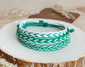 Pulsera o tobillera trenzada verde y blanca, con cordón encerado ajustable e impermeable.