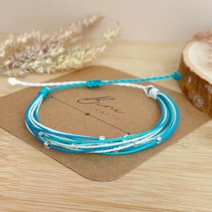 Handgemachtes Armband in Türkis, Blau und Weiß verziert mit Rocailles Perlen-Freundschaft Armband-Surf Armband-Gewachst Cord Armband-Made in Wales
