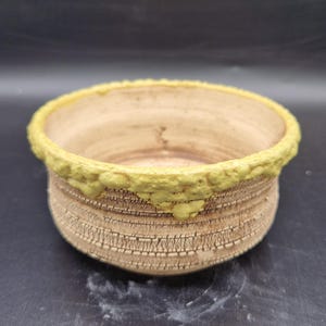 Puede incluir: Un juego de tres tazas de cerámica con un acabado mate moteado. Las tazas son de color crema, gris claro y gris oscuro. Cada taza tiene un diseño simple y minimalista, ideal para café o té.