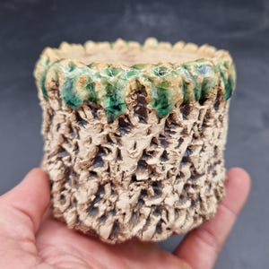 Vaso de grés branco esmaltado em verde cristal, 9 cm x 7,5 cm. Cerâmica, vaso para suculentas, vaso para cactos, vaso para bonsai.
