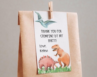 Könnte beinhalten: Eine braune Papiertüte mit einem Dankes-Etikett. Das Etikett zeigt eine Aquarell-Illustration von Dinosauriern und den Text "Danke, dass du zu meiner Party gekommen bist! Liebe, Kellen."