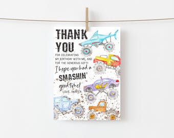 Puede incluir: Tarjeta de agradecimiento con temática de monster trucks. La tarjeta presenta una ilustración de acuarela de monster trucks en varios colores, incluyendo azul, rojo, amarillo, morado y naranja. El texto de la tarjeta dice: "¡Gracias por celebrar mi cumpleaños conmigo y por los generosos regalos! ¡Espero que hayas pasado un tiempo genial! Con cariño, Parker."
