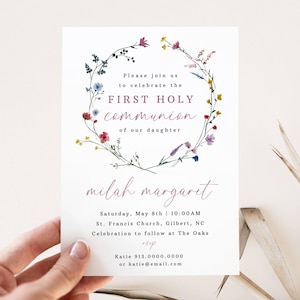 Può includere: Un biglietto bianco con un bordo a forma di corona di fiori e il testo "Please join us to celebrate the FIRST HOLY communion of our daughter milah margaret" in corsivo rosa. Il biglietto include anche la data, l'ora e il luogo dell'evento, oltre ai dati di contatto.