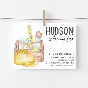 Könnte beinhalten: Eine Geburtstagseinladung mit einer Aquarell-Illustration einer Werkzeugkiste, gefüllt mit Werkzeugen und einem gelben Helm. Der Text lautet "HUDSON wird fünf" und enthält Details zur Party, einschließlich Datum, Uhrzeit, Ort und RSVP-Informationen.