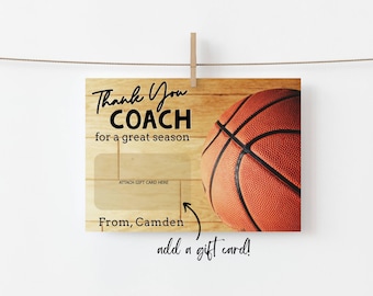 Puede incluir: Una tarjeta de agradecimiento para un entrenador con un gráfico de baloncesto y un espacio para adjuntar una tarjeta de regalo. La tarjeta dice "Gracias Entrenador por una gran temporada" y "De parte de Camden".