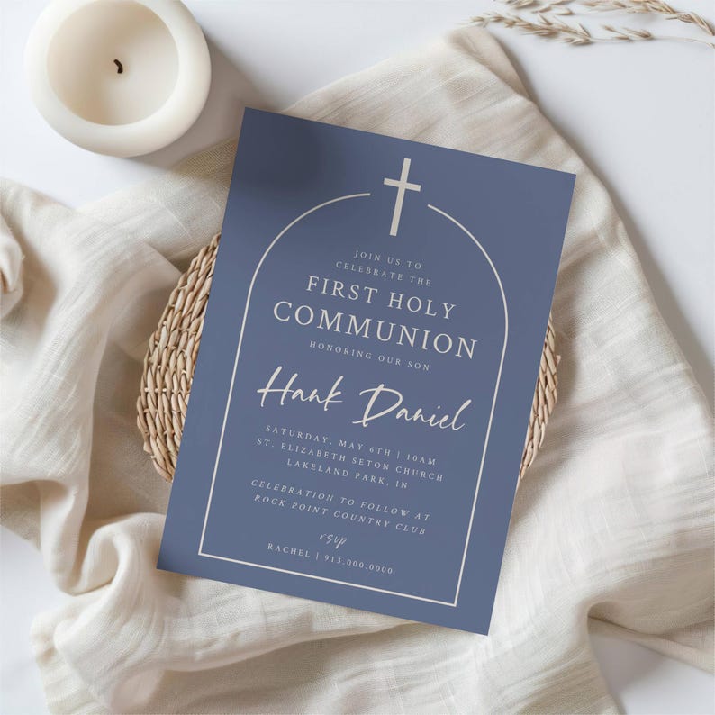 Invitación de Primera Comunión en Azul Polvoriento, Minimalista, Moderna, Azul, Crema, Beige, Imprimible, 5x7, Versión con Texto imagen 1