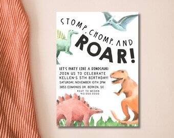 Puede incluir: Una invitación a una fiesta de cumpleaños con temática de dinosaurios con una ilustración de dinosaurio verde, rosa y naranja. El texto dice "STOMP. CHOMP. AND ROAR! LET'S PARTY LIKE A DINOSAUR! JOIN US TO CELEBRATE KELLEN'S 5TH BIRTHDAY! SATURDAY, NOVEMBER 10TH 2PM 3853 EDMONDS DR. BERKIN, SC RSVP TO MEGAN 913.000.0000"