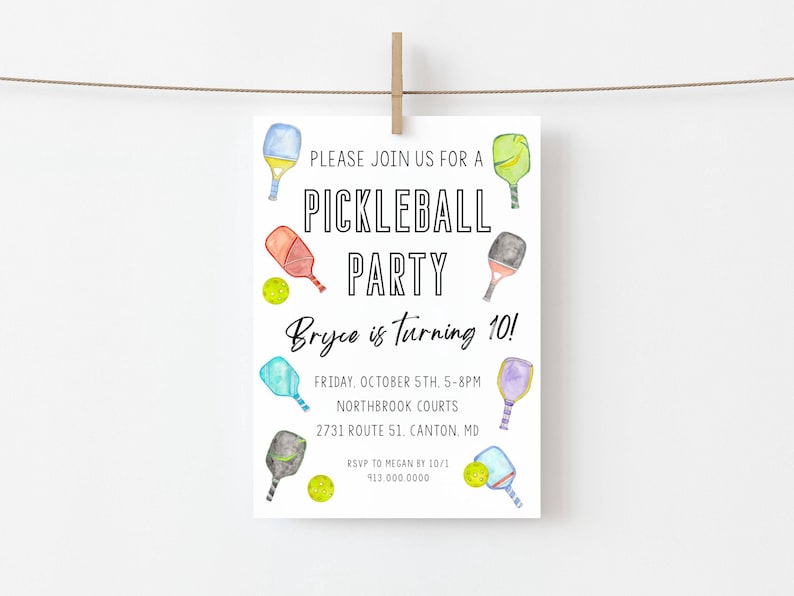 K&ouml;nnte beinhalten: Eine wei&szlig;e Einladung mit einem Aquarell-Design von Pickleball-Schl&auml;gern und B&auml;llen. Der Text lautet "Bitte schlie&szlig;en Sie sich uns zu einer Pickleball-Party an, Bryce wird 10!" mit Details zu Datum, Uhrzeit, Ort und RSVP-Informationen.