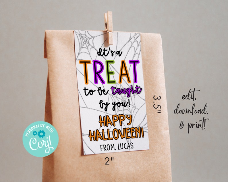 Puede incluir: Etiqueta de bolsa de golosinas de Halloween imprimible con un dise&ntilde;o de telara&ntilde;a. Dice "It's a Treat to be taught by you! Happy Halloween!" con espacio para un nombre. La etiqueta mide 3,5 pulgadas de alto y 2 pulgadas de ancho.