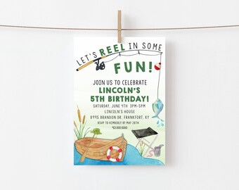 Könnte beinhalten: Eine grüne und weiße Geburtstagseinladung mit einem Angelthema. Die Einladung lautet "Let's Reel in Some Fun!" und "Join us to celebrate Lincoln's 5th Birthday!" Die Einladung enthält auch eine Cartoon-Angelrute, einen Fisch, ein Boot und einen Rettungsring.