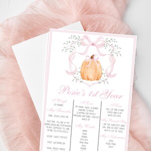 Puede incluir: Tarjeta de hitos para bebés personalizada con una ilustración de calabaza y el texto "Posie's 1st Year". La tarjeta incluye detalles sobre el peso, los favoritos y los hitos del bebé, rodeada por una corona floral rosa.