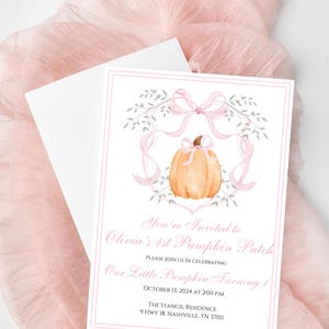 Peut inclure: Une carte d'invitation rose et blanche avec une illustration aquarelle d'une citrouille avec un nœud rose. Le texte sur la carte indique "You're Invited to Olivia's 1st Pumpkin Patch Please join us in celebrating Our Little Pumpkin Turning 1 October 13, 2024 at 2:00 p.m. The Stancil Residence 9 Hwy 18, Nashville, TN 37011"