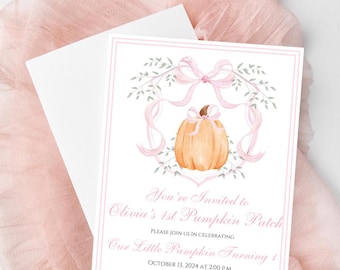 Op de afbeelding: Een roze en witte uitnodigingskaart met een aquarel-illustratie van een pompoen met een roze strik. De tekst op de kaart luidt "You're Invited to Olivia's 1st Pumpkin Patch Please join us in celebrating Our Little Pumpkin Turning 1 October 13, 2024 at 2:00 p.m. The Stancil Residence 9 Hwy 18, Nashville, TN 37011"