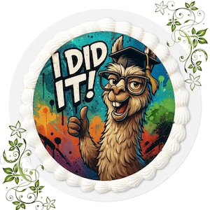 Könnte beinhalten: Ein runder Kuchen, verziert mit weißem Zuckerguss und einem farbenfrohen Bild. Das Bild zeigt ein Cartoon-Lama mit Doktorhut und Brille, das den Daumen hochhält. Die Worte "I DID IT!" sind zu sehen.