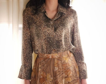 chemisier en soie léopard vintage pour femmes/ chemise boutonnée à imprimé animalier avec fentes aux poignets/ épaulettes