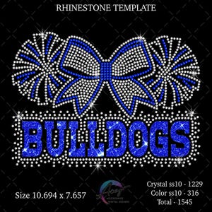 Pu&ograve; includere: Un design a modello di strass su sfondo nero con il testo BULLDOGS in blu, un fiocco centrale blu e bianco e due pon-pon. Il testo include RHINESTONE TEMPLATE, Size 10.694 x 7.657, Crystal ss10 - 1229, Color ss10 - 316, Total - 1545.