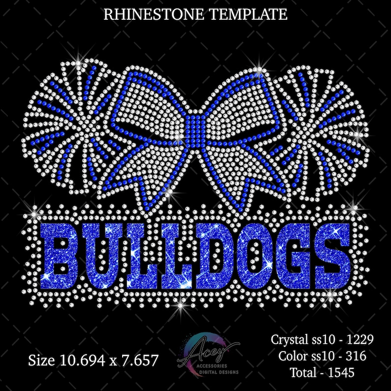 Pu&ograve; includere: Un design a modello di strass su sfondo nero con il testo BULLDOGS in blu, un fiocco centrale blu e bianco e due pon-pon. Il testo include RHINESTONE TEMPLATE, Size 10.694 x 7.657, Crystal ss10 - 1229, Color ss10 - 316, Total - 1545.
