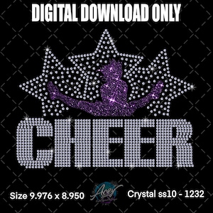 Könnte beinhalten: Ein digitales Download-Design mit dem Text "DIGITAL DOWNLOAD ONLY" oben. Das Design zeigt eine Cheerleaderin im Spagat, eine sternförmige Krone und das Wort "CHEER" in einer strassartigen Schriftart. Das Design ist 25,34 x 22,73 cm groß.
