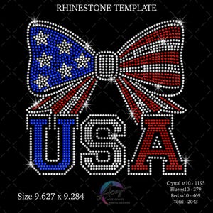 Op de afbeelding: Een strass-sjabloonontwerp met een strik en het woord "USA" in rode, witte en blauwe strass-steentjes op een zwarte achtergrond. De afmeting is 24,45 x 23,58 cm. De tekst "RHINESTONE TEMPLATE" staat bovenaan.