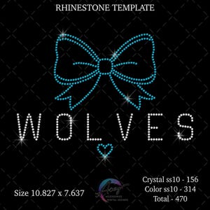Peut inclure: Un modèle de strass avec un nœud bleu au-dessus du mot WOLVES et un petit cœur, formés de pierres scintillantes. Le texte indique RHINESTONE TEMPLATE, Size 10.827 x 7.637, Crystal ss10 - 156, Color ss10 - 314 et Total - 470 sur fond noir.