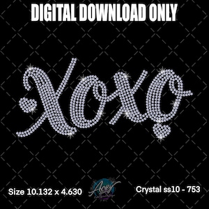 Op de afbeelding: Een digitale downloadafbeelding met de tekst "XOXO" in een sprankelend, op strass lijkend ontwerp. De letters zijn gevuld met kleine, ronde, heldere kristallen. De afbeelding staat op een zwarte achtergrond en bevat de tekst "ALLEEN DIGITALE DOWNLOAD". De grootte is 25,73 x 11,76 cm.