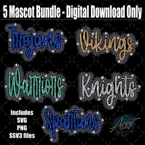 Puede incluir: Un paquete de descarga digital con cinco diseños de mascotas: Trojans, Vikings, Warriors, Knights y Spartans. Cada diseño tiene un estilo brillante y con purpurina sobre un fondo negro. Incluye archivos SVG, PNG y SSV3.