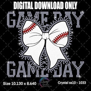 Puede incluir: Un diseño digital con el texto "GAME DAY" en una fuente brillante, similar a pedrería. Un lazo blanco con costuras de béisbol está en el centro. El diseño está sobre un fondo negro. Las dimensiones son 25,73 x 21,95 cm.