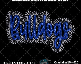 Può includere: Grafica digitale scaricabile con la parola "Bulldogs" in blu glitterato, delineata con strass scintillanti. Il testo "DIGITAL DOWNLOAD ONLY" è in alto. L'immagine è su sfondo nero.