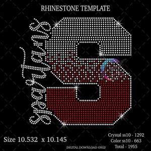 Puede incluir: Un diseño de plantilla de pedrería sobre fondo negro con una letra S grande en bloque y la palabra Spartans en cursiva. El diseño utiliza pedrería blanca y roja. El texto incluye RHINESTONE TEMPLATE, Size 10.532 x 10.145, Crystal ss10 - 1292, Color ss10 - 663, Total - 1955.